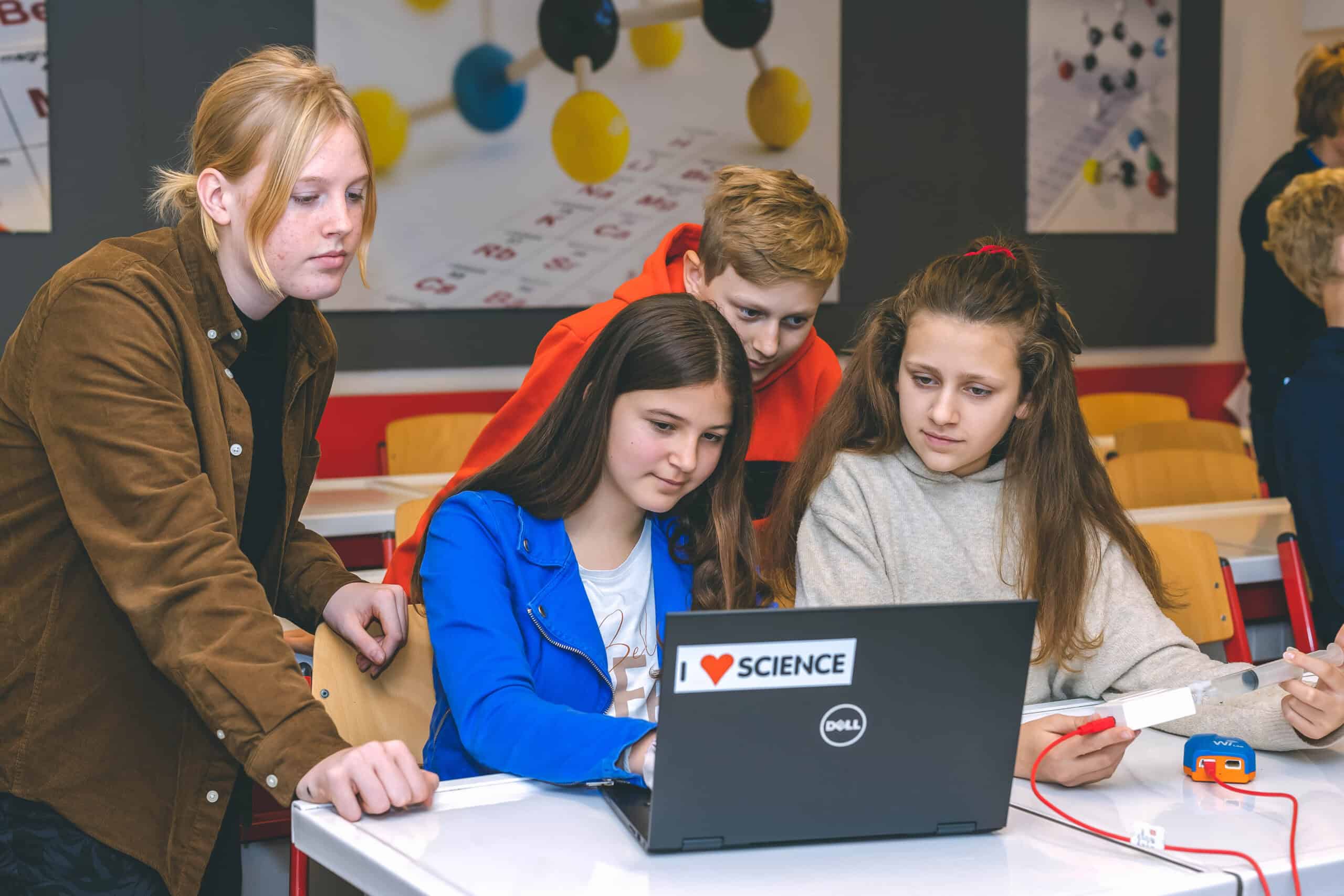 BT66i-pressure-sensor-with-students