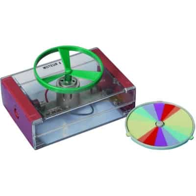 Motor van 6V in een transparant kastje - voor practicum over elektrische schakelingen. Het zeer robuuste polycarbonaat kastje met 4mm veiligheidsaansluitingen is volledig transparant voor een goed leereffect.